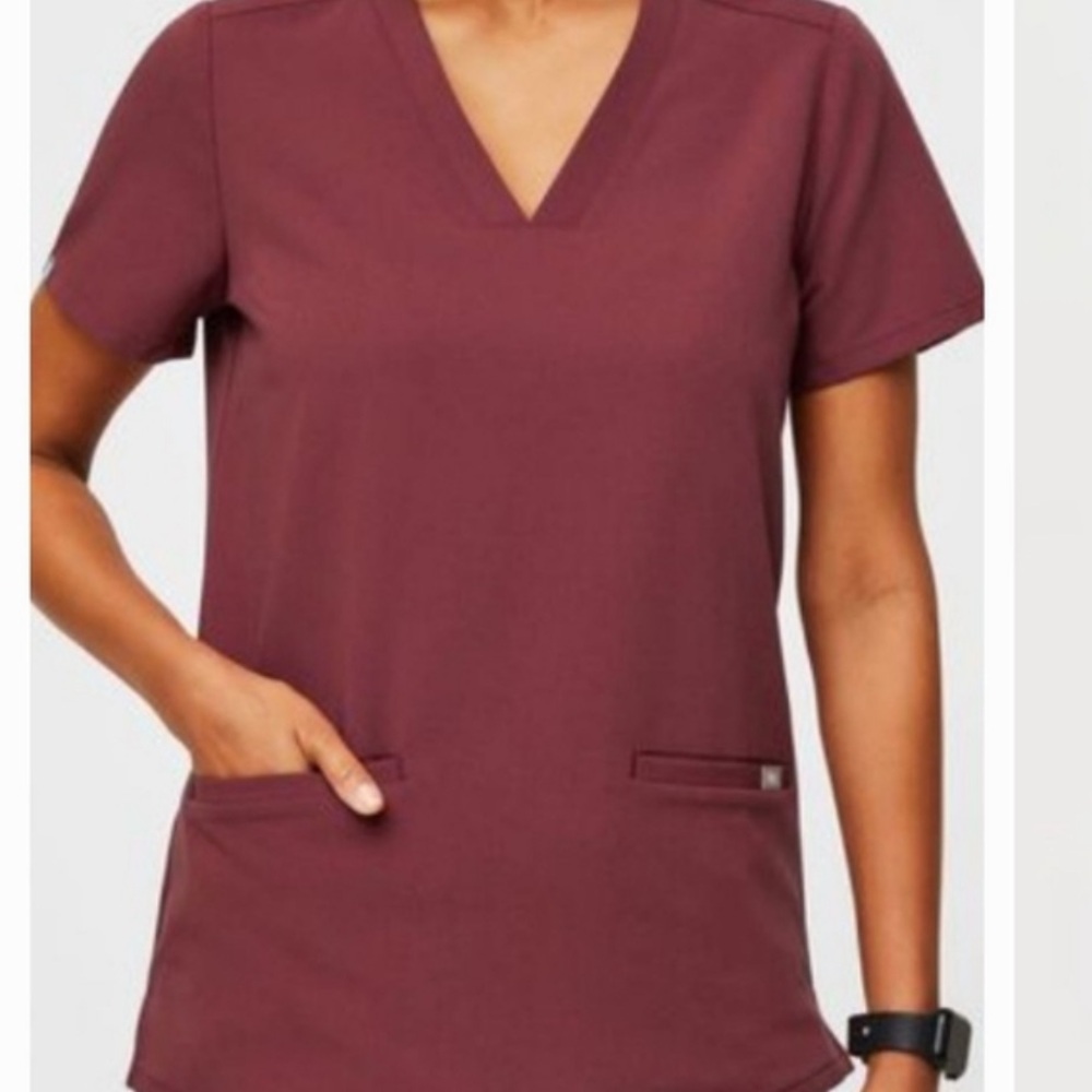 FIGS Casma Three-Pocket scrub top in Dark Cherry